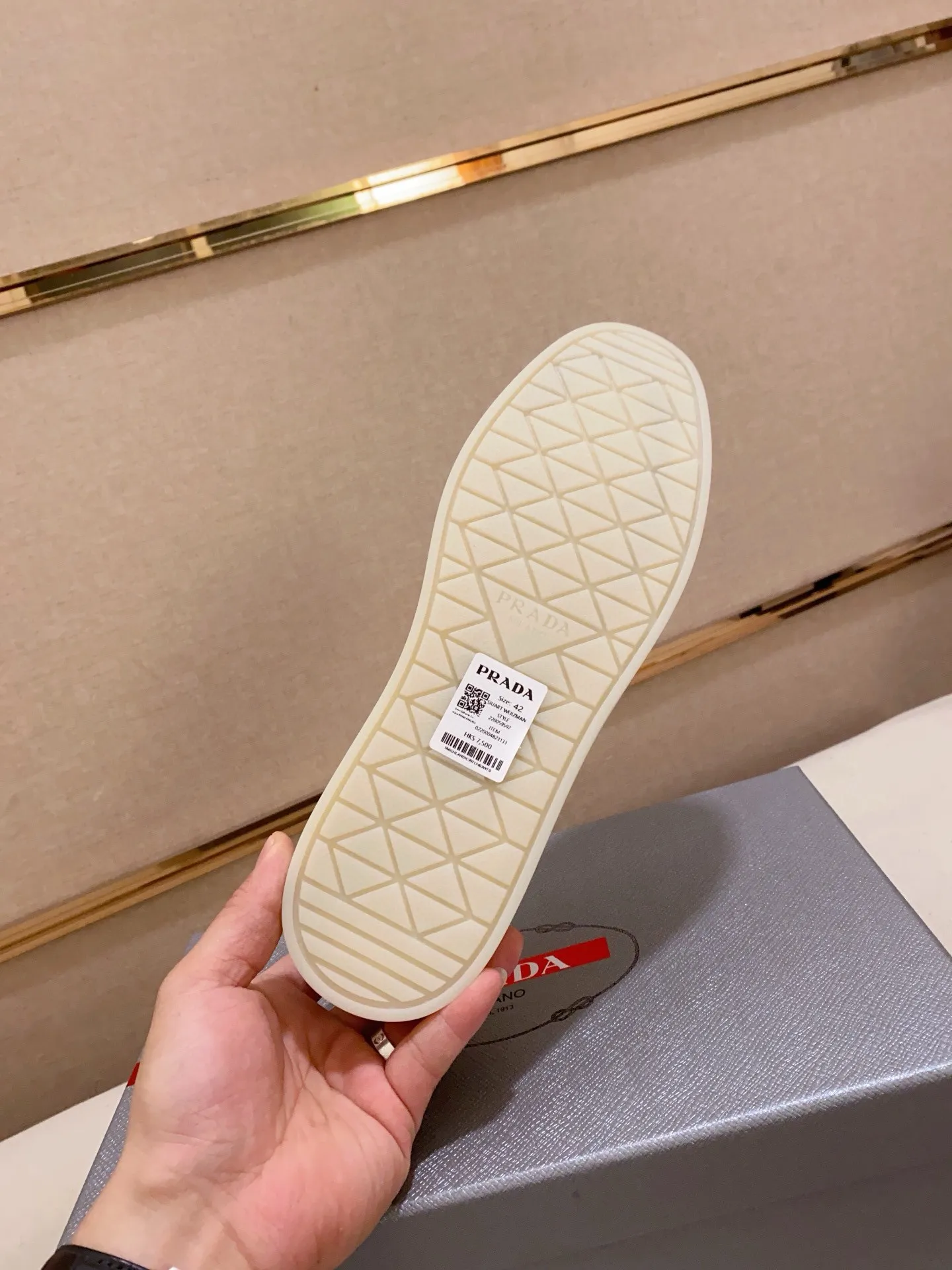 Men's shoes 💰 580💰 ✔️✔️✔️High-quality new PRADA counters are launched at the same time. The new men's shoes and 😘fabrics are selected from high-silk bald cowhide and are made by pure handicrafts. Lining: Full cowhide lining. 👍🏿 High-end ☄️ air-cushion molded anti-slip rubber outsole, exquisite lines, simple and elegant, comfortable and high-end for leisure travel. Code number: 38 to 44 (45 can be customized)